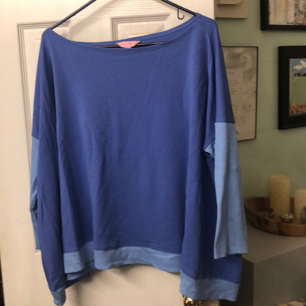 Size l/xl poncho style Lilly Pulitzer blue top
